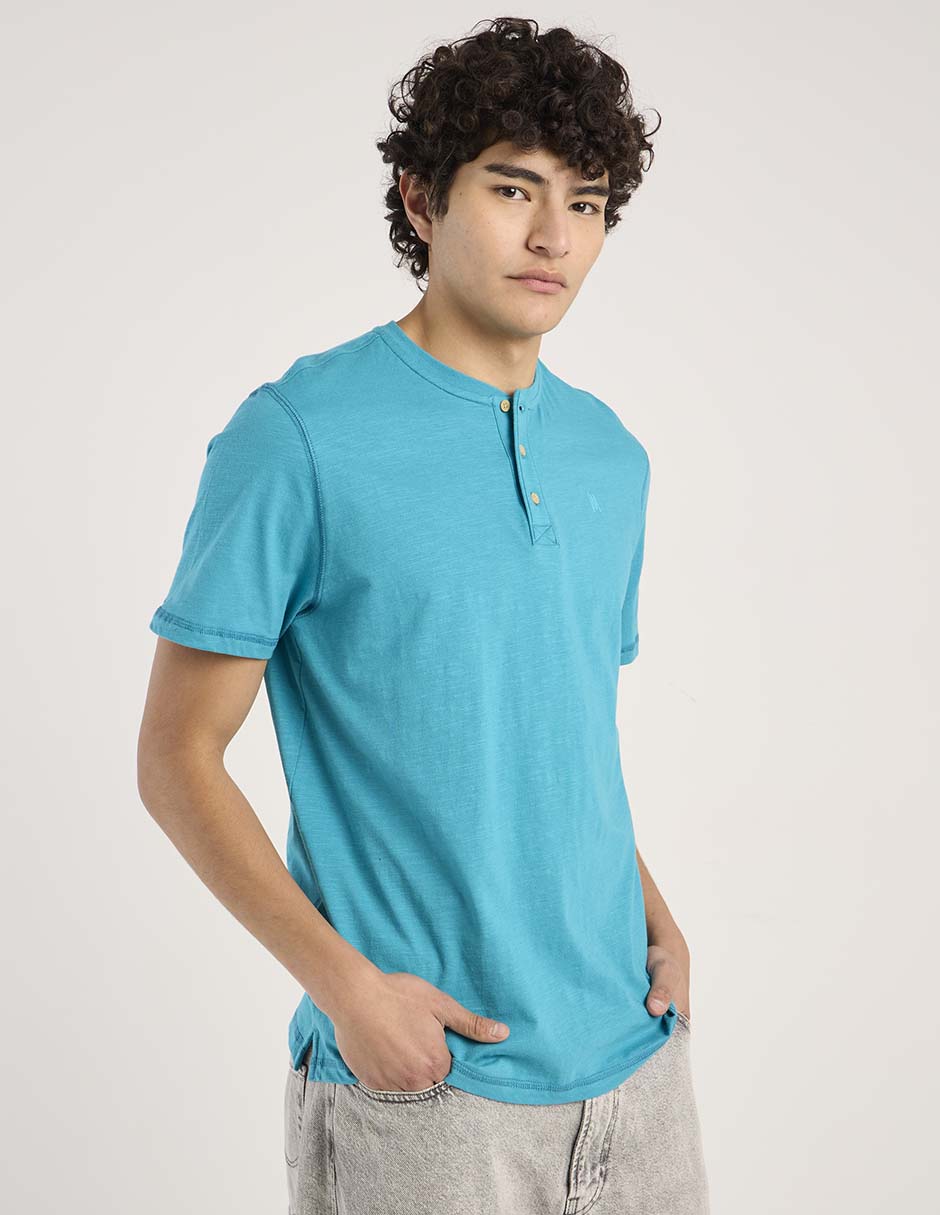 Playera cuello henley para hombre