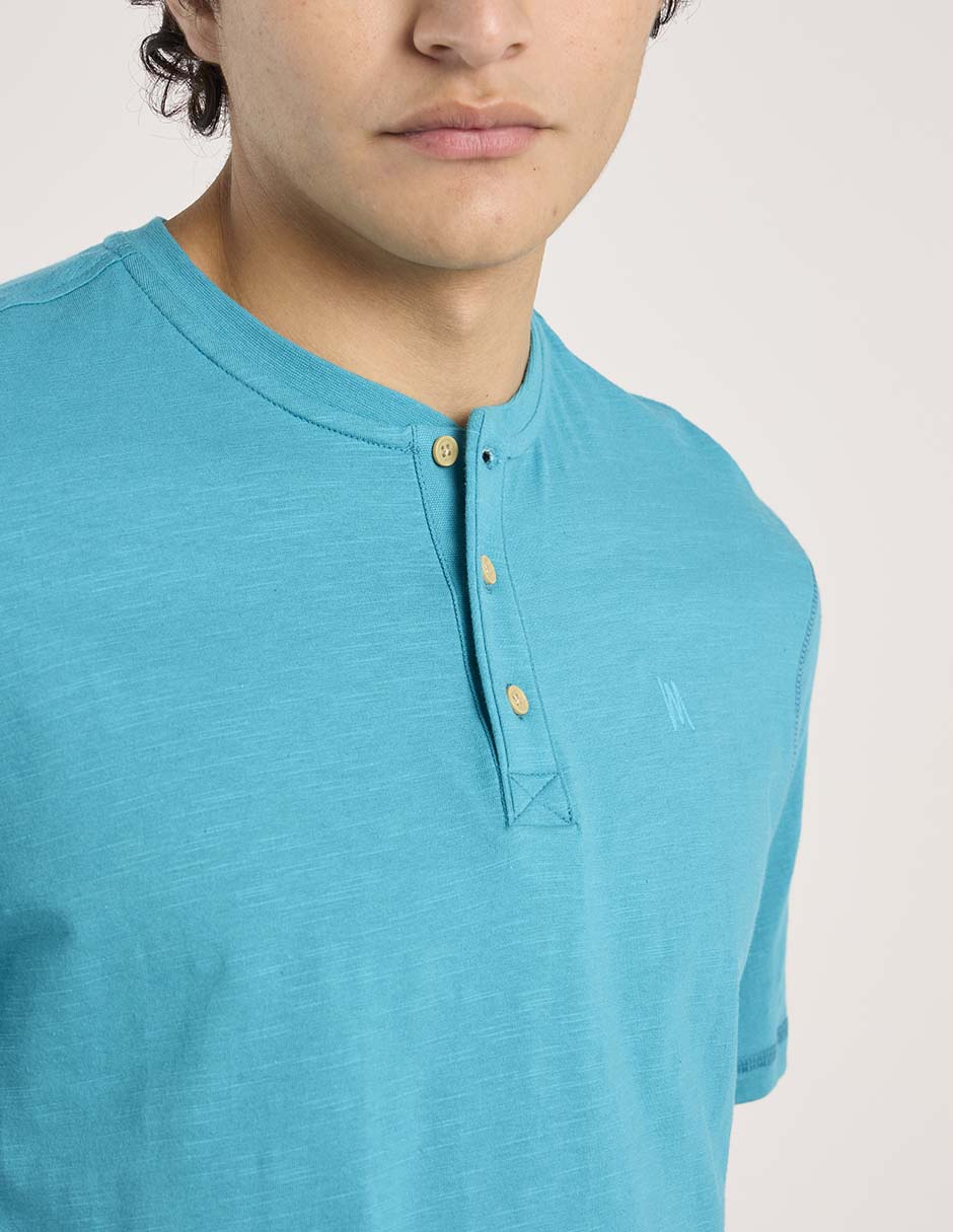 Playera cuello henley para hombre