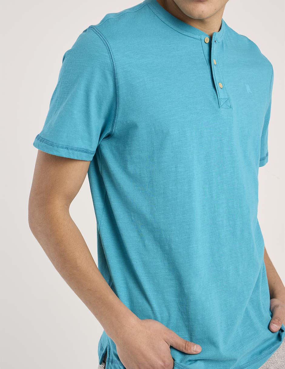 Playera cuello henley para hombre