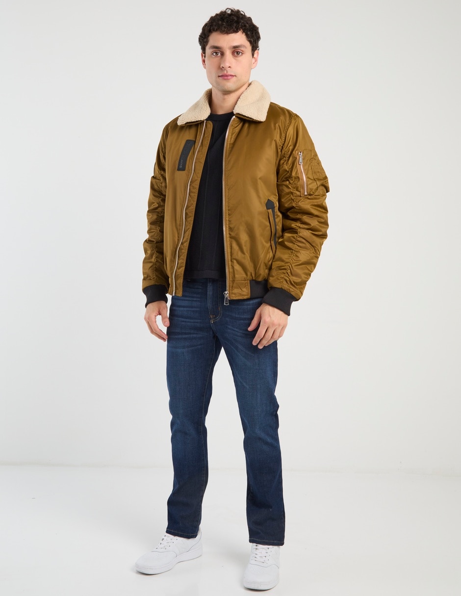 Jeans straight deslavado para hombre 6